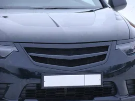 Планка в решетка радиатора Sport для Honda Accord 2011-